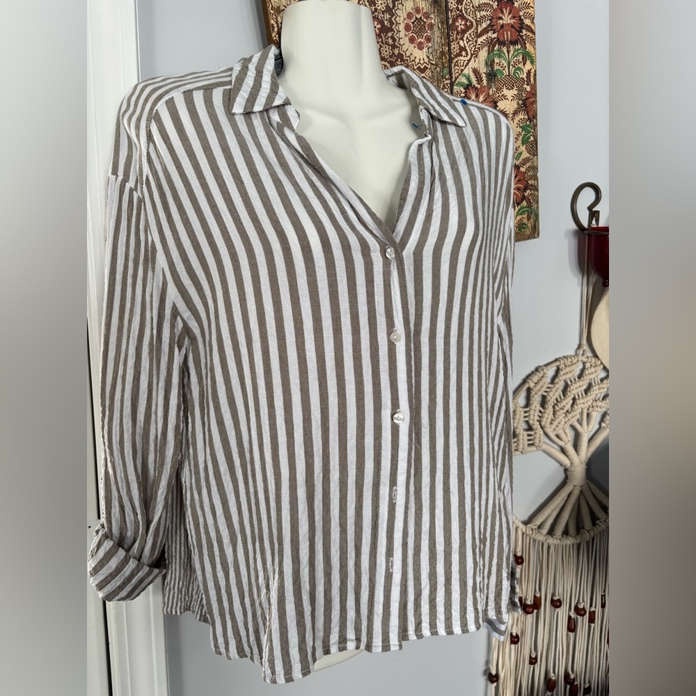Jane + Delancey striped button down shirt. Lightweight. Rayon & Spandex.  MEDIUM